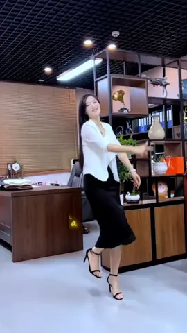 cewek cihna cantik lagi berdansa#di iringi irama musik#dangdut pengadilan cinta#sandora6#