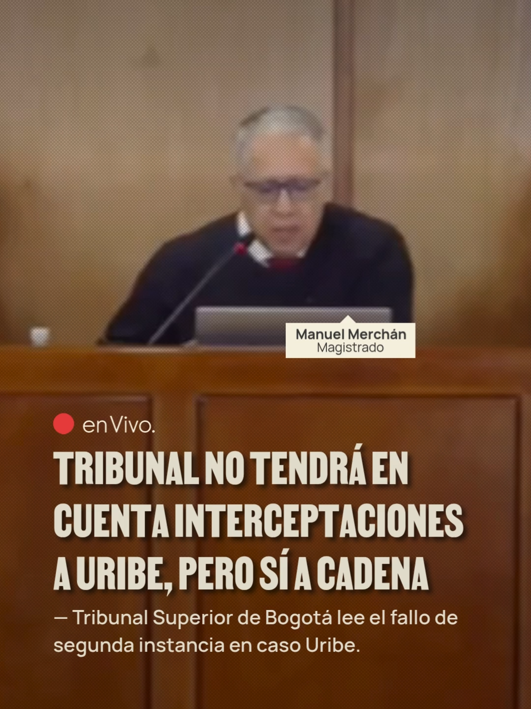 #LaSillaEnVivo El fallo en segunda instancia en el caso a Álvaro Uribe negó una de las pruebas clave para su condena en primera instancia: las llamadas telefónicas con su abogado, Diego Cadena. El Tribunal Superior de Bogotá señaló que la interceptación se debió a un error, por ende, las escuchas no pueden ser tomadas en cuenta como prueba. Es en esas escuchas que Uribe le dice a su entonces abogado Diego Cadena (condenado en primera instancia también en este proceso) “proceda doctor Diego que usted hace las cosas bien hechas”. Ahí, según la primera instancia, Uribe autorizó a Cadena a ofrecerle un beneficio jurídico a Juan Guillermo Monsalve a cambio de modificar su versión sobre los supuestos nexos del expresidente con paramilitares. Para la jueza Sandra Heredia, quien condenó a Uribe en primera instancia, las escuchas a Uribe eran legales, aun cuando Uribe fue interceptado por error. Las órdenes estaban dirigidas a escuchar a protagonistas del expediente del excongresista Nilton Córdoba, en el caso del cartel de la Toga, pero, según dijo la jueza, el número de Uribe fue incluido porque aparecía varias veces en ese expediente. Esa aparición fue atribuida a errores de digitación. Pero el Tribunal dice que “hubo vulneración al derecho a la intimidad a Uribe”. Dice que la interceptación “se basó en información aparente” y sin “motivos fundados”. Y aunque hubo un error, eso “no desvirtúa la ilicitud” de la interceptación. Calificó de “negligencia grave” que la justicia se diera cuenta de que hubo un error en quien estaba siendo interceptado. Señala que hubo una “interpretación forzada” para darles validez. Así las cosas, las escuchas “son fruto de una interpretación ilícita” y se excluirán de la decisión. La interceptación a Cadena sí se tendrán en cuenta en el fallo al determinar que sí había indicios que justificaran las escuchas.