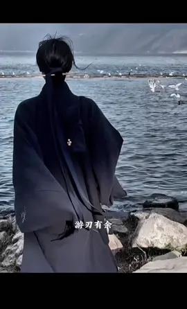 Cổ nhân dạy: “Nghe khen không mừng, nghe chê không giận, tâm như nước tĩnh, ấy là đạo.” Tự do thật sự không phải là muốn làm gì cũng được, mà là không để lời người chi phối lòng mình. Khi tâm không dao động bởi khen – chê, được – mất, thì ngoài không thể trói, trong không thể lay, đó chính là tự tại giữa đời.#tựdo #tựtại #đạolýnhânsinh #tâman #bìnhan     