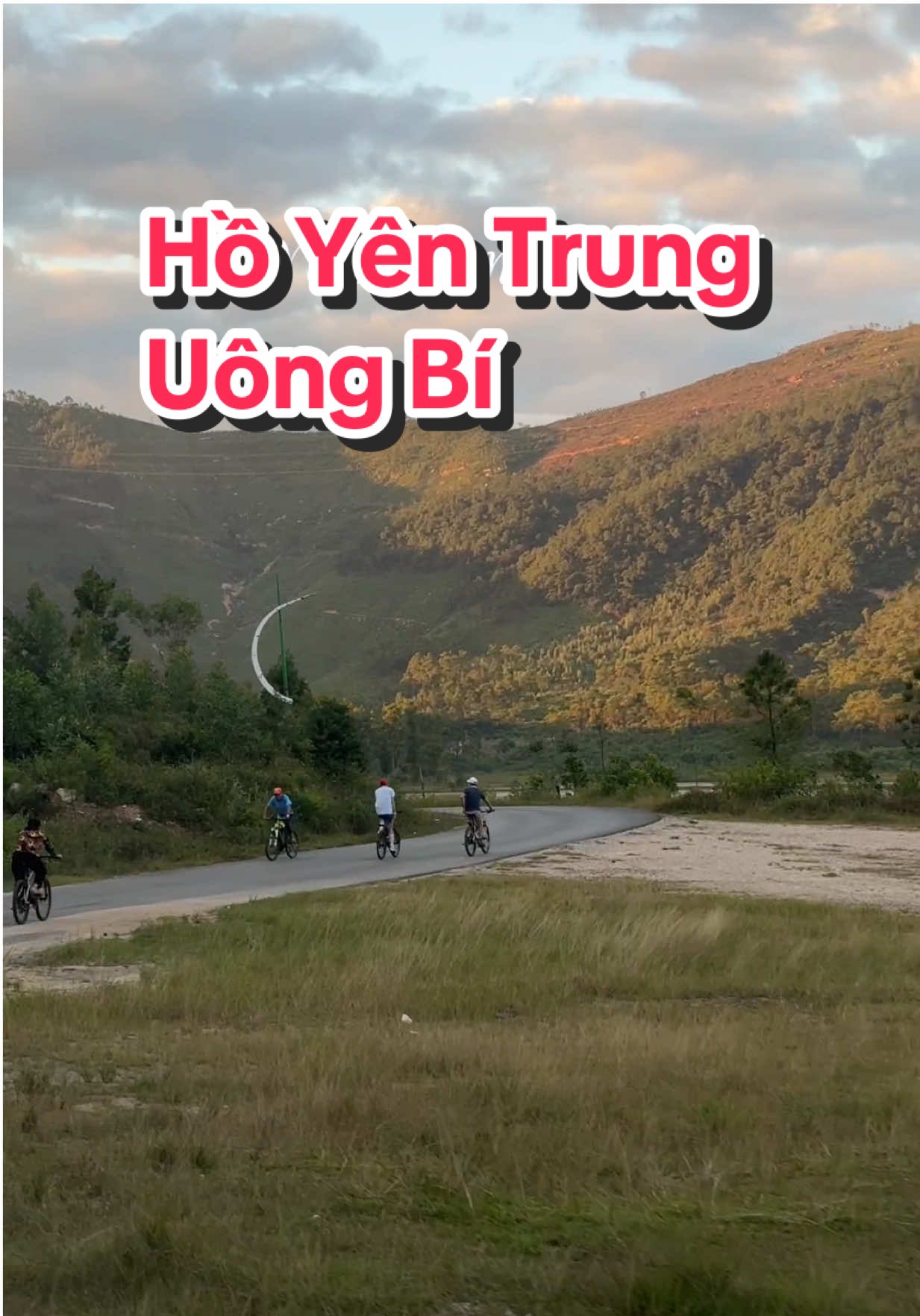Tui hay gọi hồ Yên Trung là Đà Lạt thu nhỏ tại Uông Bí. Tháng 10 gió mùa về lượn xe qua đây không khí núi rừng mát lạnh. Đi vào buổi chiều ngắm hoàng hôn cũng thích. Mua những món quà chiều tìm một góc ở trên con đường trong hồ ngồi nhâm nhi cảm giác thật thoải mái bình yên. Thi thoảng rời xa Hạ Long, về nhà tui ở Uông Bí rồi lên xe phóng ra hồ chỉ 10p thôi, hít thở chút nghe ít nhạc taynguyensound mà như được chữa lành 🩵 #halongcungten #hoyentrung #hoyentrunguongbi 