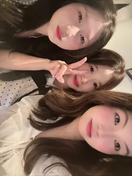 đừng nhìn anh nữa 😞
