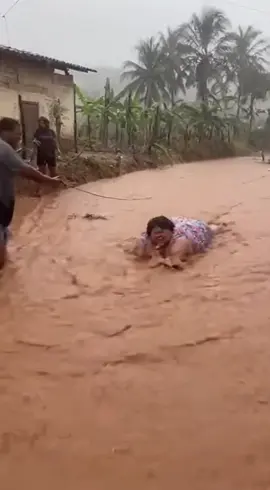 MULHER É ARRASTADA PELA CORRENTEZA DE ENCHENTE NO INTERIOR DE MINAS GERAIS! 😱😱😱 #enchentes #noticias #fy 