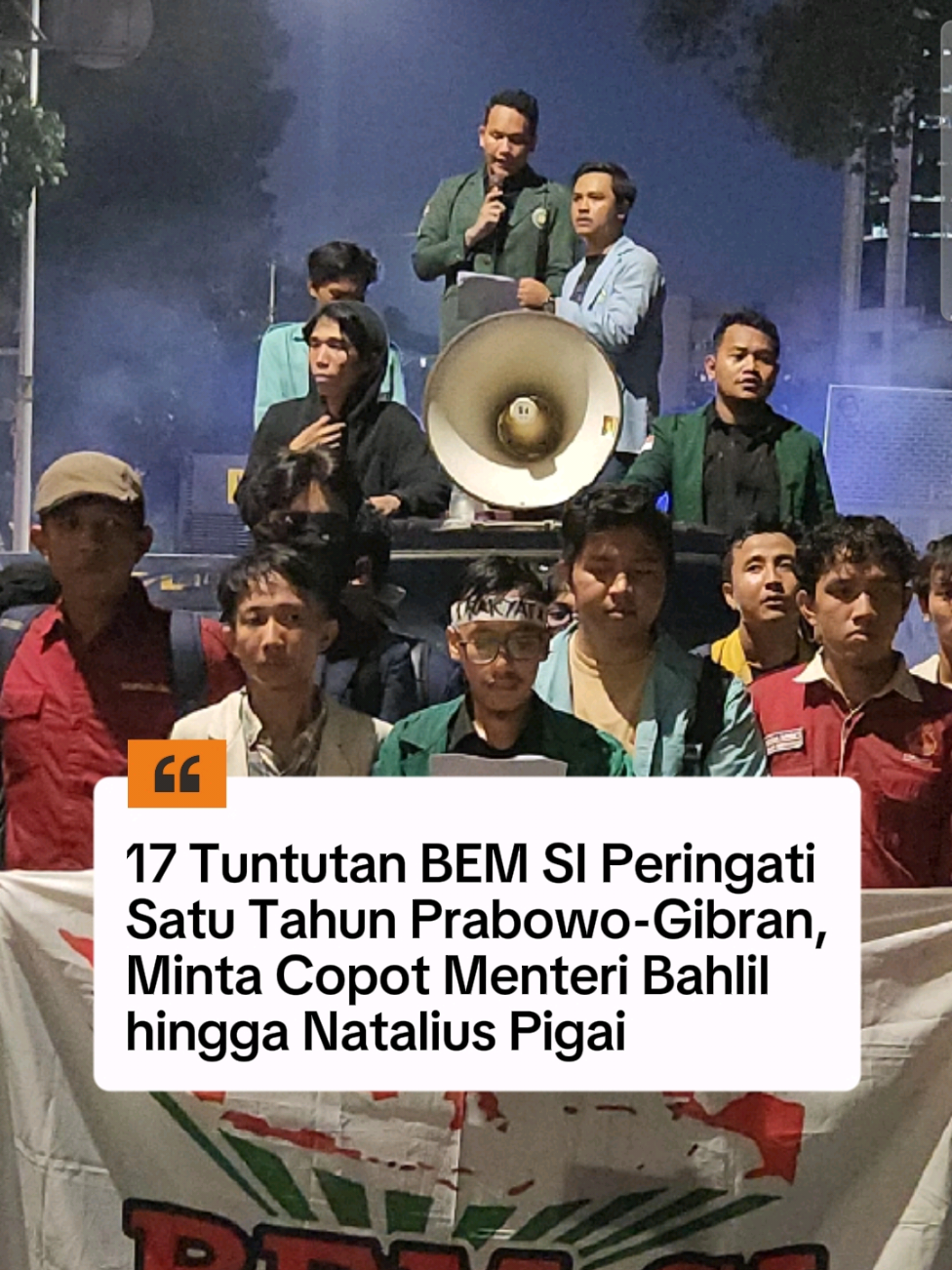 Setahun pemerintahan Prabowo-Gibran, ribuan mahasiswa dari berbagai kampus turun ke jalan di kawasan Patung Kuda, Jakarta. Lewat 17 tuntutan, mereka menyerukan evaluasi total program Makan Bergizi Gratis (MBG), reformasi legislatif, serta penghentian kriminalisasi terhadap aktivis dan rakyat.  #bemsi  #PrabowoGibran #demo #fyp #viral 