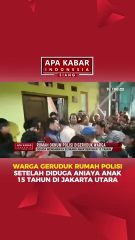 Pemirsa, rumah seorang oknum anggota polisi di Polsek Penjaringan, Jakarta Utara, digeledah puluhan warga. Kejadian ini terjadi setelah anggota polisi dan istrinya diduga menganiaya anak 15 tahun, seorang pelajar SMP. Suasana sempat memanas ketika istri anggota polisi mengacungkan samurai kepada warga yang marah. Ketua RW dan tokoh masyarakat setempat berusaha meredakan emosi warga dan mengadakan mediasi antara kedua belah pihak. 📡 Pantau terus tvOne untuk berita lebih lanjut! #KabarTvOne #BreakingNews #UpdateTvOne #Jakarta #Bekasi #BeritaTerkini #akitvone #apakabarindonesiatvone