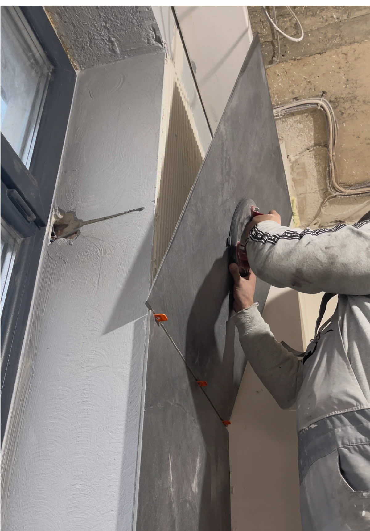 Tile dantist 🙌🏼✅ Укладка плитки на фартук 👷‍♂️   Всё по уровню, по правилам 💪   #плитка #фартук #ремонт #плиточникодесса #homerenovation 