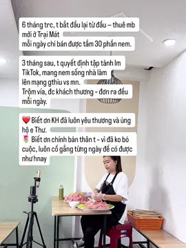 Ai coi live chắc thấy e Thư lúc nào cũng tay làm, miệng nói 😂 “Nhưng mà nè… hãy nhìn dĩa nem kìa”🤭 “Nhìn e chi cho cực… nhìn mấy cây nem chạy vòng vòng đẹp chưa 🌀mn” -Nem nhà e làm mỗi ngày nha mn. -Làm tới đâu bán tới đó, khách đặt là e vắt liền, gửi liền. -Nem sống tới tay là nướng ăn liền, thơm lừng luôn á 😋 -Nem mn nhờ e Thư nướng hộ thì chỉ cần làm nóng lại là dùng ngay và luôn hen -Giá chỉ có 180k/kg nem sống có kèm nước chấm nha, mà đảm bảo ngon chuẩn vị Đà Lạt luôn! Ai chưa thử là thiệt sự uổng luôn đó 🥹#nemnuongbahung #khoinghiep #traimat #trend #mónngonmỗingày 