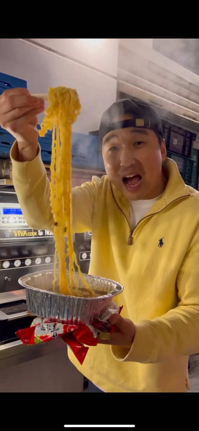 Eating Ramen at a Korean river 🍜🔥🇰🇷 What changed? 2022 vs 2025 #hanriver #ramen #korea #seoul #short 