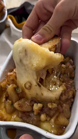 Formaggio Piave DOP Mezzano con composta di pere Uno di quei piatti che si preparano in 10 minuti… ma che sanno di cura. Il protagonista? Il formaggio Piave DOP Mezzano, che in forno si ammorbidisce senza sciogliersi del tutto, mantenendo la sua consistenza compatta e sprigionando tutto il suo profumo: burro fuso, siero di latte… una leggera nota tostata che si sposa benissimo con miele, noci e pere. Il gusto è perfettamente equilibrato tra dolce e salato, per questo è così versatile e perfetto anche in abbinamenti un po’ insoliti come questo 🍐🧀 Servito con una composta di pere al rosmarino e crostini croccanti, è l’antipasto ideale quando vuoi qualcosa di semplice ma speciale. A casa nostra ha conquistato tutti ✨ INGREDIENTI: ✅300g di Formaggio Piave DOP Mezzano  ✅2 Pere  ✅q.b. di Miele ✅q.b. di Noci ✅1 Scalogno ✅q.b. Burro ✅q.b. Olio extravergine d’oliva ✅q.b. Rosmarino ✅q.b. Liquore dolce o vino bianco (a scelta) ✅q.b. Sale ✅q.b. Pepe ✅q.b. Crostini di pane INGREDIENTI: 🟢Tagliamo il formaggio Piave DOP Mezzano a fette spesse e sistemiamolo in una teglia o pirofila. 🟢Aggiungiamo un filo di miele e qualche noce spezzettata. 🟢Inforniamo il formaggio Piave DOP  a 180° per circa 10 minuti, giusto il tempo che si scaldi bene e inizi ad ammorbidirsi, senza sciogliersi completamente. 🟢In una padella facciamo sciogliere una noce di burro, aggiungiamo uno scalogno tritato e facciamo appassire. 🟢Uniamo le pere tagliate a dadini, del rosmarino, un pizzico di sale e pepe. 🟢Sfumiamo con un goccio di liquore dolce o vino bianco e lasciamo cuocere a fuoco dolce finché diventano morbide e profumate. 🟢Serviamo il formaggio Piave  Piave DOP Mezzano caldo con sopra la composta di pere e i crostini. Perfetto come antipasto o piatto unico. #piavedop #formaggioitaliano #formaggioepere #formaggio #aperitivotime 