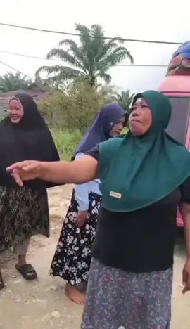 Video ini banyak Berseliweran di Branda. Sungguh Miris,.!!, Baru dilantik & terima SK P3K saja kau sudah Sombong Sodara kayak kau dapatkan Dunia dan Isinya kau tega menelantarkan Anak dan Istrimu, Ingat Karma akan Tetap ada 😡 🤬