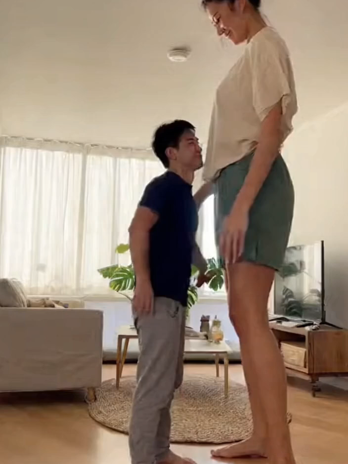 AI Mini Giantess #sizedifference #giantess #heightcomparison #tallwoman #heightdifference #minigiantess #tallgirl