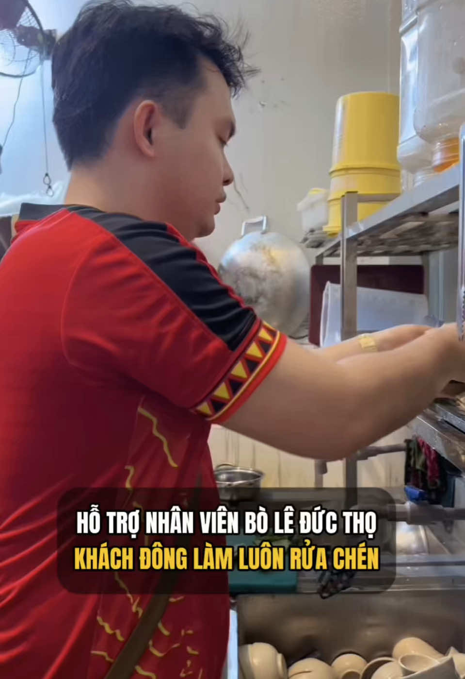 Khách đông làm luôn rửa chén để hỗ trợ nhân viên Bò Tươi Lê Đức Thọ #vanhanhkinhdoanh #kinhdoanhfnb #botuoicotam #khaivuadau #fnb 