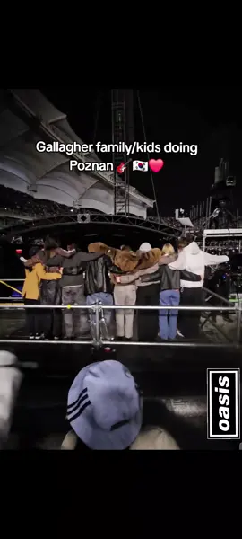 Gallaghers doing the poznan during 'Cigarettes and alcohol' tonight in South Korea🎸🎸 @Sonny.g. @Anaïs  #liamgallagher #foryou #fyp #Oasis #noelgallagher 