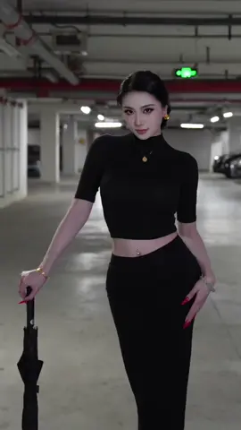 Tiề.n nhiều thì em không có, chứ hình đẹp thì em không thiếu.#style #outfit #bachtuyetfashion #aolen 