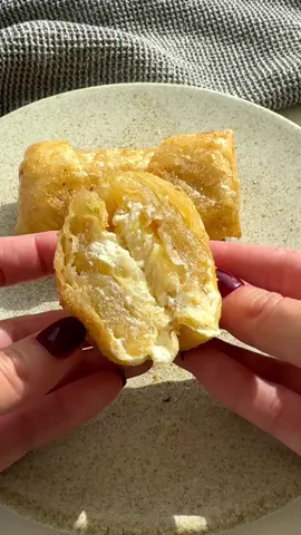 CRISPY BANANA SPRING ROLLS  ✅ Easy to make ✅ Gluten Free You can find the recipe on my blog recipesalexarciab.com , just search 'Crispy banana spring rolls' Rice paper has become one of my favorite “blank canvases” in the kitchen and I know my community feels the same! These crispy banana spring rolls are my playful take on a restaurant classic like Banana Spring Rolls PF Changs but made lighter, quicker, and absolutely foolproof at home. #springrolls #bananacheesecake #caramelisedbanana #EasyRecipe #ricepaper 