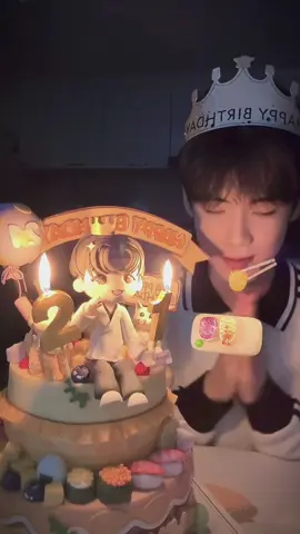 21岁生日快乐刘佳梁! Vẫn là mỗi năm đều mong em nhỏ của chị mỗi ngày trôi qua đều sẽ thật bình an, hạnh phúc. Mong rằng mọi thứ đều sẽ thật nhẹ nhàng với em. Luôn vui vẻ và luôn là chính mình. Mãi là ngoan xinh yêu của chị 🎂❤️ #刘佳梁 #luugiailuong #liujialiang 