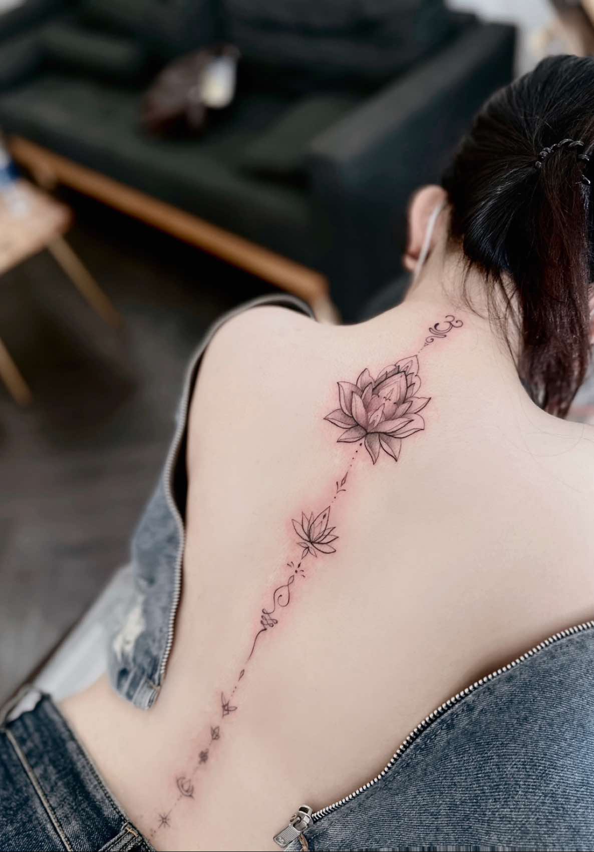 Mẫu xăm sống lưng 🪷 #namink #tattoo #saigon 