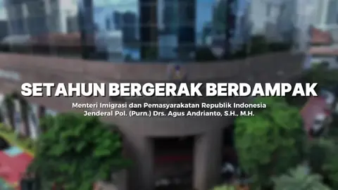 Dalam satu tahun perjalanannya, Kementerian Imigrasi dan Pemasyarakatan (Kemenimipas) terus memperkuat pelaksanaan 13 Program Akselerasi Menteri Imipas sebagai tindak lanjut nyata atas Asta Cita Presiden Prabowo dan Kabinet Merah Putih. Seluruh langkah diarahkan untuk mewujudkan tata kelola yang profesional, berintegritas, serta berdampak langsung bagi masyarakat. Di bidang Imigrasi, Kemenimipas berfokus pada peningkatan kualitas pelayanan sekaligus penguatan fungsi pengawasan keimigrasian. Melalui peluncuran All Indonesia, sistem deklarasi kedatangan terpadu di seluruh bandara dan pelabuhan, Indonesia kini memiliki wajah baru pelayanan lintas batas yang lebih cepat, aman, dan efisien. Program pembebasan biaya paspor pertama bagi Calon Pekerja Migran Indonesia (PMI) prosedural menjadi bentuk nyata dukungan negara bagi WNI yang akan bekerja di luar negeri. Sementara itu, penataan ulang pengawasan orang asing melalui berbagai sistem intelijen keimigrasian terpadu memastikan keamanan nasional tetap terjaga di tengah peningkatan arus mobilitas global. Di bidang Pemasyarakatan, pembinaan Warga Binaan kini berfokus pada dampak sosial dan ekonomi nyata. Pulau Nusakambangan kini bertransformasi menjadi kawasan ketahanan pangan terpadu, tempat Warga Binaan diberdayakan dalam pertanian, peternakan, perikanan, serta industri produktif lainnya. Melalui pembinaan keterampilan pula, Warga Binaan turut aktif menyumbang perolehan ekonomi dan PNBP. Banyak produk-produk UMKM bernilai tinggi yang dihasilkan oleh tangan-tangan terampil Warga Binaan bersaing di pasar internasional. Apresiasi berupa premi dan remisi hanyalah sebagian manfaat yang berdampak langsung bagi mereka. Mengembalikan rasa aman masyarakat dan menghapus stigma negatif terhadap Warga Binaan adalah tujuan utamanya. Banyak hal baik yang telah diraih. Namun, masih banyak ruang untuk hal-hal yang luar biasa. Kemenimipas akan terus bergerak lebih cepat, bekerja lebih cermat, dan berdampak lebih luas bagi bangsa dan negara. #AgusAndrianto  #Kemenimipas  #KabinetMerahPutih #IndonesiaEmas2045 #SetahunBerdampak
