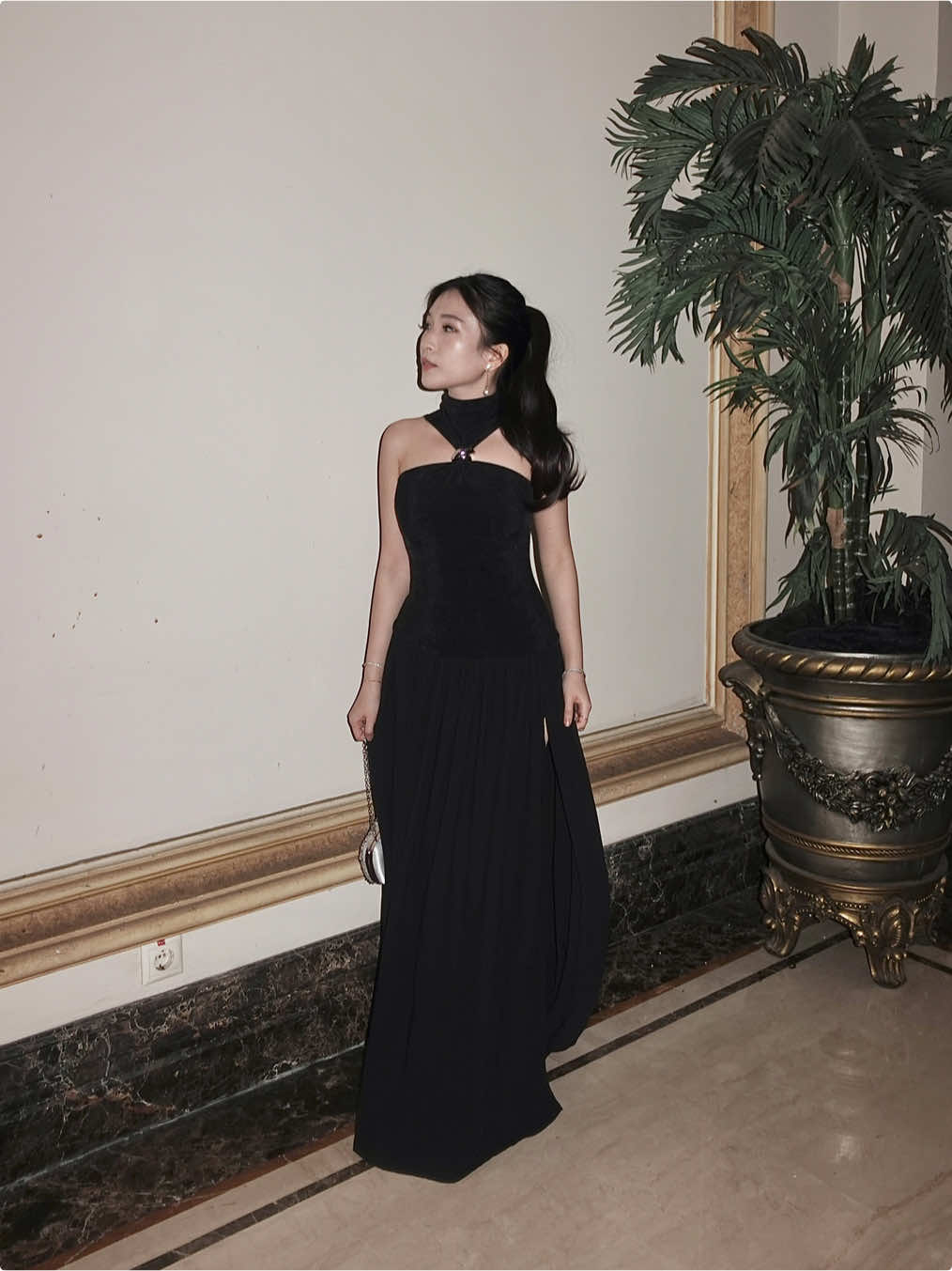 obsessed with this black dress moment ✨🖤 rented my dress from @Agoon Rent 