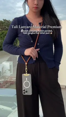 Tali anti hilang 😎 Lanyard ni bukan biasa-biasa, boleh laras ikut panjang pendek yang korang suka. Material dia rasa premium sangat, lembut tapi tahan. Pakai pun nampak kemas dan stylish!#talilanyard #phonelanyard #wajibbeli 