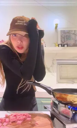 SHE’S SCARED OF THE OIL 😭save her OMG 🤣 #LISA #LALISA #LLOUD 