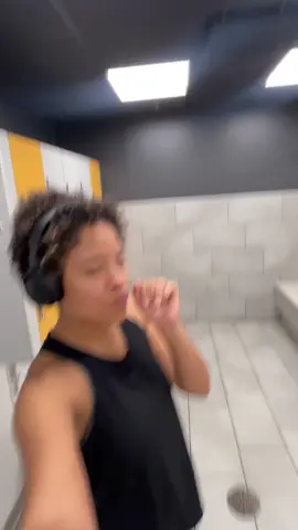 Come shower at the gym with me 🩵  Also if you are into curl gel I definitely recommend @DevaCurl gel! It’s not crunchy at all and very light weight! #forevermarieeee #devacurl 