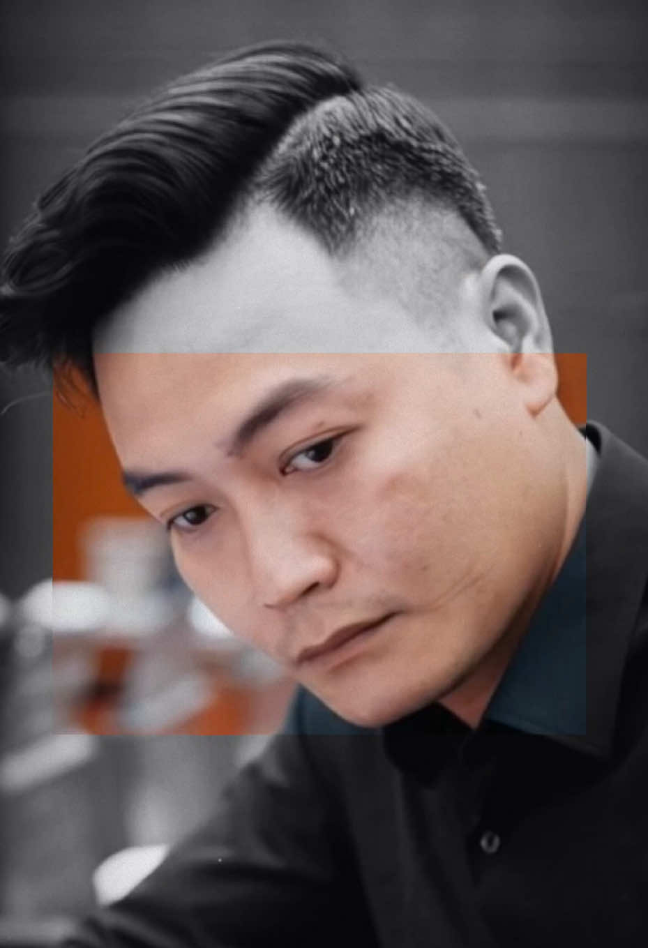 Thật mong những người dũng cảm nhất bạn gặp được trong cuộc đời này chính là bản thân mình. Tôi vẫn thi thoảng nhìn lại bản thân của trước kia, nhớ lại những thứ đã đi qua. Đôi khi bất giác sợ con người này, sợ thứ hành trang mà mình mang theo đang dần đầy ắp trên vai. Một khối óc hỗn tạp đến nặng nề, và cả sự im lặng xa xăm. Chúng ta đều đủ tỉnh táo để nhận ra rằng mình đang mang theo bọn chúng trên người. Thật ra sự trưởng thành không do năm tháng quyết định, chúng ta đều sẽ phải đánh đổi và mất mát rất nhiều. Để trở nên kiên nhẫn và dịu dàng hơn trong thế giới của chính mình. Chẳng có con đường nào dễ dàng cho chúng ta cả, bước đi trên đó đôi khi nó sẽ hành hạ chúng ta đến chếnh choáng và kiệt sức. Tôi đã chứng kiến rất nhiều người bỏ cuộc và quay đầu bằng sự lựa chọn khác. Nhưng tất cả đều phải tiếp tục và bắt đầu như nhau. Dù bạn có phải lựa chọn hay quyết định như thế nào đi nữa cũng đừng bao giờ tự hỏi bản thân đúng hay sai? Rồi bạn sẽ tự hiểu trong cuộc sống này quyết định nào cũng đúng đắn cả. Điều quan trọng là bạn có hài lòng với nó hay không thôi. Cuộc đời chúng ta là một bữa tiệc thịnh soạn, thật không mong là bạn bỏ bữa mà hãy từ từ thưởng thức hết hương vị của nó. Đến khi bạn no bụng rồi, thì cuộc đời này cũng nhỏ nhắn vừa bằng đĩa đựng thức ăn trên bàn.  Cuối cùng, chỉ mong bạn dù có đi qua bao nhiêu giông bão cũng không mất niềm tin, quá khứ có thể rất buồn, rất không bằng lòng nhưng chưa hẳn là xấu xí. Hiện tại rất tốt đẹp, vì bạn vẫn đứng vững như vậy và đang biết mình vẫn không hề bỏ cuộc.  Và mong tương lai sẽ như ý nguyện. Cách duy nhất để tương lai tốt đẹp đó là dùng sự nhiệt huyết và kiên trì của mình bước thật dài trên con đường hiện tại. Con đường trước kia chúng ta không thấy rõ điều gì cả, nhưng dù sao có đường, có sức trẻ, có sự kiên trì thì đích đến chúng ta có thể tự tạo nên. “Th 3, 21 thg 10”  #SorryNotSorry #trapboystyle #RealTrapBoy 