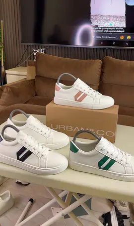 Model terbaru ,untuk pilihan warannya banyak 💖 yang mau bisa langsung di Co , stoknya terbatas guys✨#produkbaruarnold #fyp #promoseruweekend #shoes #fashion 