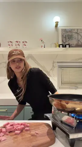 lisa’s scared of the oil 😭🤣 #lisa #lalisa #blackpink #jennie 