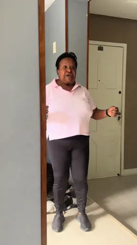 Estressada com essas rainhas de bateria! 🤣🤦🏽‍♀️ #TiaJandira #VIRAL #VAIPERTURBAROUTRO #SOFALOVERDADES #LendaViva 