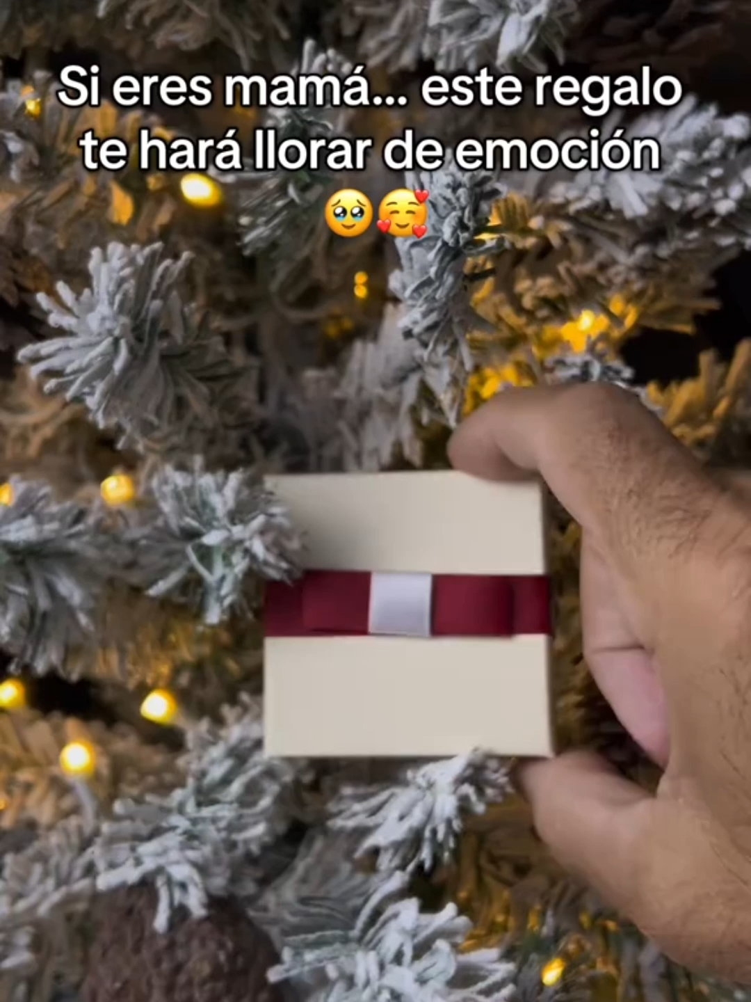 Un lazo que va más allá del hilo 💖 #abrazoeterno #amordemadreehijo #abrazodeoso #collar #madre