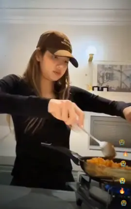 the comments confusing the sht out of her 😭. #DEADLINEinTaiwan_LISA #LISA #LALISA #LLOUD #fyp 