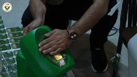 کوردی…عربي دەست بەسەرداگرتنی ١٩ طن ڕۆنی زەیتونی ساختە دوای ئەنجامدانی بە دواداچون لە لایەن تیمی ئابوری بەڕێوەبەرایەتیەکەمان ، بەهەماهەنگی لیژنەکانی قایمەقامێتی قەزای ناوەندی هەولێر و چاودێری بازرگانی ،دەستمان گرت بەسەر کۆگایەکدا کە بڕی ١٩ طن ڕۆنی زەیتی خۆراکی تێدابوو ،بەبێ هەبونی هيچ مۆڵەتێکی کارکردن و بە دور لە ڕێنمایە تەندروستی و خۆراکیەکان ،بەشێوەی ساختەکاری و  بەتێکەڵ کردنی بۆن و ڕەنگ هەڵساون بەگۆڕینی ڕۆنی زەیتی ئاسای بۆ زەیتی زەیتون ، دواتر بەروار و لۆگۆی تایبەت بەخۆیان لێداوە تاکو لە بازاڕەکان بەهاوڵاتیانی ساغ بکەنەوە،بەفەرمانی بەڕێز دادوەری لێکۆڵینەوەی ئاسایشی هەولێر دوو تۆمەتبار دەستگیر کراون و ڕێکاری یاسایی بەرامبەریان گیراوەتە بەر  بەڕێوەبەرایەتی ئاسایشی هەولێر ٢١ی ئۆکتۆبەری ٢٠٢٥ ……. ضبط 19 طناً من زيت الزيتون المغشوش  بعد إجراء المتابعة من قبل فريقنا الاقتصادي في المديرية، وبالتنسيق مع لجان قائممقامية قضاء مركز أربيل والرقابة التجارية، تمكنا من السيطرة على مخزن يحتوي على 19 طناً من زيت الطعام، كان يُنتَج بشكل غير قانوني ومن دون أي ترخيص رسمي، وبعيداً عن التعليمات الصحية والغذائية. حيث جرى خلط الزيوت العادية بمواد ملونة وعطور لتغيير طبيعتها وتحويلها إلى ما يشبه 