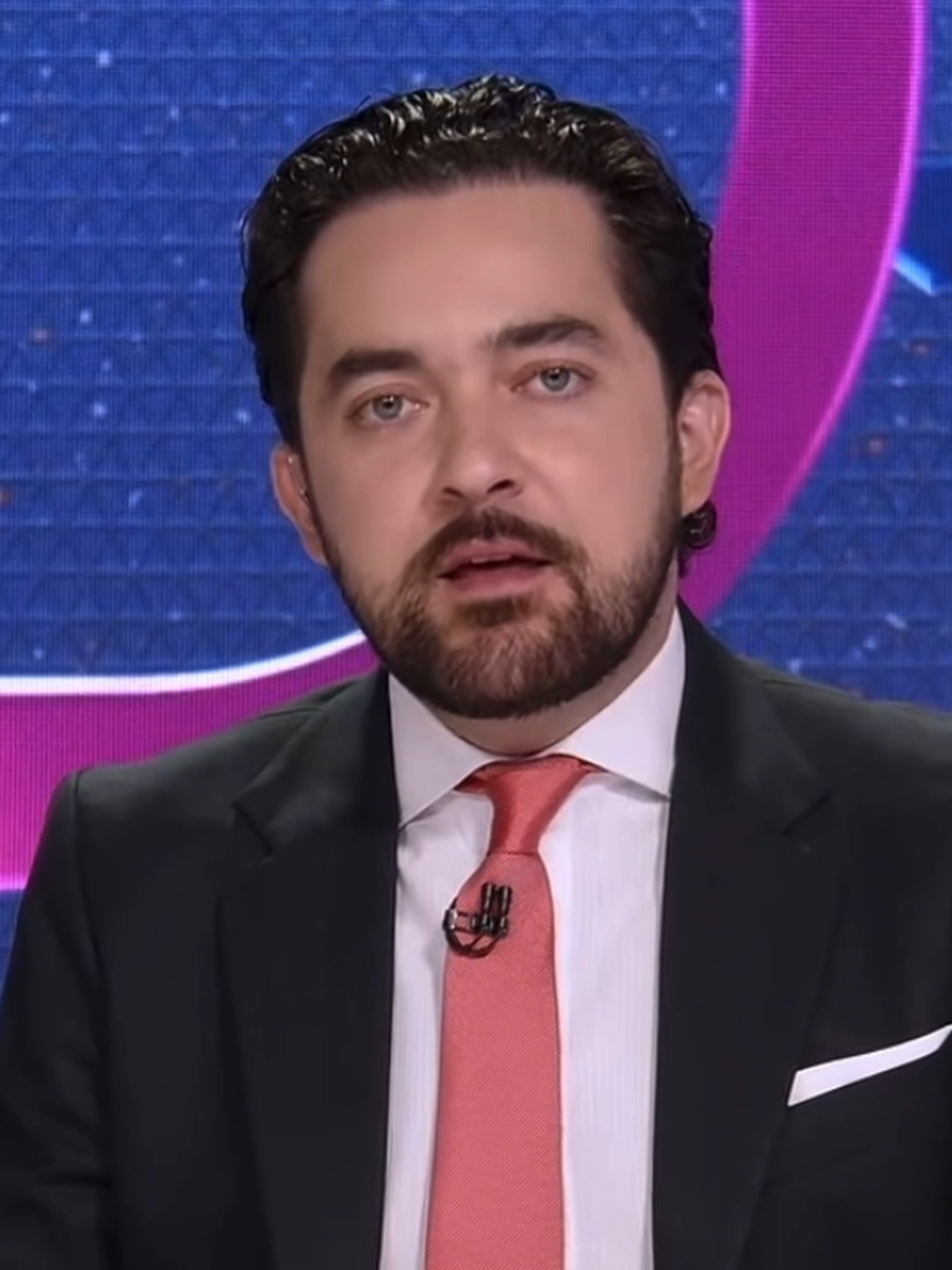 #LatinusDiario. Bernardo Bravo Manríquez, presidente de la Asociación de Citricultores del Valle de Apatzingán, falleció este lunes. Era una voz destacada en la defensa de los productores locales frente a extorsiones y precios injustos. Autoridades reportaron la detención del presunto responsable; la investigación continúa en curso. Su muerte genera conmoción en la comunidad limonera de Michoacán.  #Latinus #InformaciónParaTi