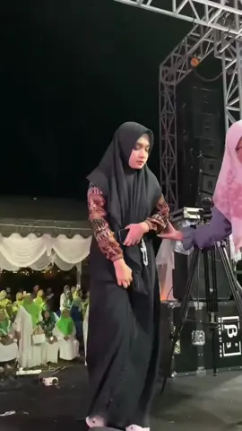 Sugeng Rawuh Ning… Gema Sholawat bersama Ning Umi Laila. Dalam rangka Hari Santri Nasional, Majlis Wakil Cabang Nahdlatul Ulama dan Pemerintah Kecamatan Slahung.