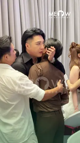 Lâm Chấn Khang ôm chặt Ti Ti (HKT) trong tiệc sinh nhật Bầu show Lê Khắc Bình #MeowEntertainment #Tiktokgiaitri #meownetwork #BaushowLeKhacBinh #SinhnhatbaushowLeKhacBinh 