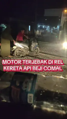 Sebuah motor dan truk terjebak di rel kereta api Beji Comal, sebelah timur stasiun Comal. Disebabkan oleh kondisi jalan yang rusak dan kurang layak di lintasi. Domohon segera pihak terkait untuk melakukan perbaikan jalur ini. 🗓️ : Selasa, 21 Oktober 2025 ⏰ : Sekitar pukul 21.15 wib 📍: Beji Purwosari, Comal Pemalang Fc fb : Om Bhu Bhu #pemalangeksis  #kai #comal #jateng #fyppviralllシ 