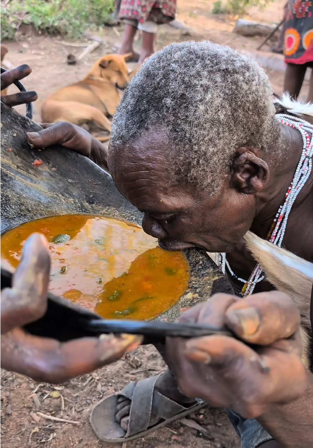 Chaaba's wife only needs to add a handful of salt to cook delicious food. Chaaba and his friends eat with relish, and the old man even drinks soup#hadzabetribe #foryoupage #FoodLover #cooking #chaaba 