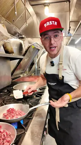 When it comes to making Bolognese, take a tip from Chef Filippo. 👨‍🍳 Whatever you do, don’t crowd the pan! ‼️