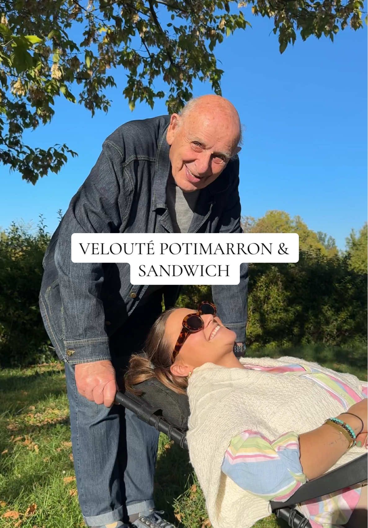 VELOUTÉ POTIMARRON & SANDWICH CHANTERELLES-CHEDDAR 🍄‍🟫🧀  Aujourd’hui, on vous propose un combo ultra réconfortant pour l’automne : un velouté de potimarron bien crémeux, accompagné d’un sandwich fondant au cheddar et aux chanterelles ! 👨🏼‍🍳 Ingrédients (4-5 personnes) Velouté : • 2 potimarrons (si bio, on garde la peau) • 4 oignons • 2 à 3 gousses d’ail • Bouillon de légumes ou de volaille • 4 cas de crème • Beurre, sel, poivre Sandwichs : • 8 tranches de pain de mie complet • 200 g de chanterelles • 150 g de cheddar râpé • Beurre 👩🏼‍🍳Préparation : 1️⃣ Le velouté Faire revenir les oignons émincés dans du beurre. Ajouter le potimarron coupé en morceaux (avec la peau s’il est bio), l’ail, le bouillon, puis couvrir d’eau. Cuire 20 à 30 minutes. Ajouter la crème, mixer et ajuster la texture avec le jus de cuisson. 2️⃣ Les sandwichs Faire revenir les chanterelles à la poêle avec un peu de beurre. Dans la même poêle, ajouter les tranches de pain, garnir de cheddar râpé et de champignons, refermer et griller à la poêle ou au grille-pain jusqu’à ce que le fromage soit bien fondu et le pain doré. 💡Astuce : Vous pouvez ajoutez une pincée de curry ou de muscade dans le velouté pour une petite touche d’épices 🍂  Bon appétit 👨🏼‍🍳👩🏼‍🍳 #veloutepotimarron #recettefacile #souperecette #papi #papicuisine  