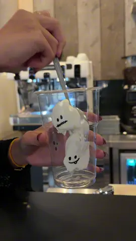 Halloween approche, et on se met déjà dans l’ambiance au CHILL 👻☕️  #Viage #hotchocolate #Halloween #Brussels #coffeeshop