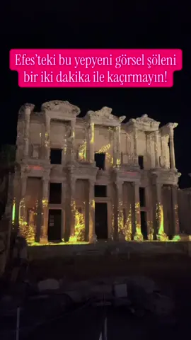 Bu sene gece müzeciliğinin yıldızı Efes önümüzdeki yaz da büyülemeye devam edecek.  Şu an deneme gösterimleri yapılan yeni mapping şovda Efes ve kütüphane ile ilgili bir çok ayrıntı hem Efes’in simgesi olan ama aynı zamanda antik dünyanın en görkemli yapılarından biri olan Celsus Kütüphanesi’ne yansıtılıyor.  Yaklaşık 3 dakikalık video projeksiyon saat tam 20:00’da başlıyor. Gece müzeciliği 1 Kasım’a kadar uzatıldığı için bu muhteşem görsel şöleni halen görme şansınız var. Önümüzdeki sene gösterinin her saat başı yapılması düşünülüyor.  Kesinlikle kaçırmayın! Planlı ve kişiselleştirilmiş turlar için; www.rehberle.com @rehberlegezikulubu 0540 11 000 35 #efes #ephesus 