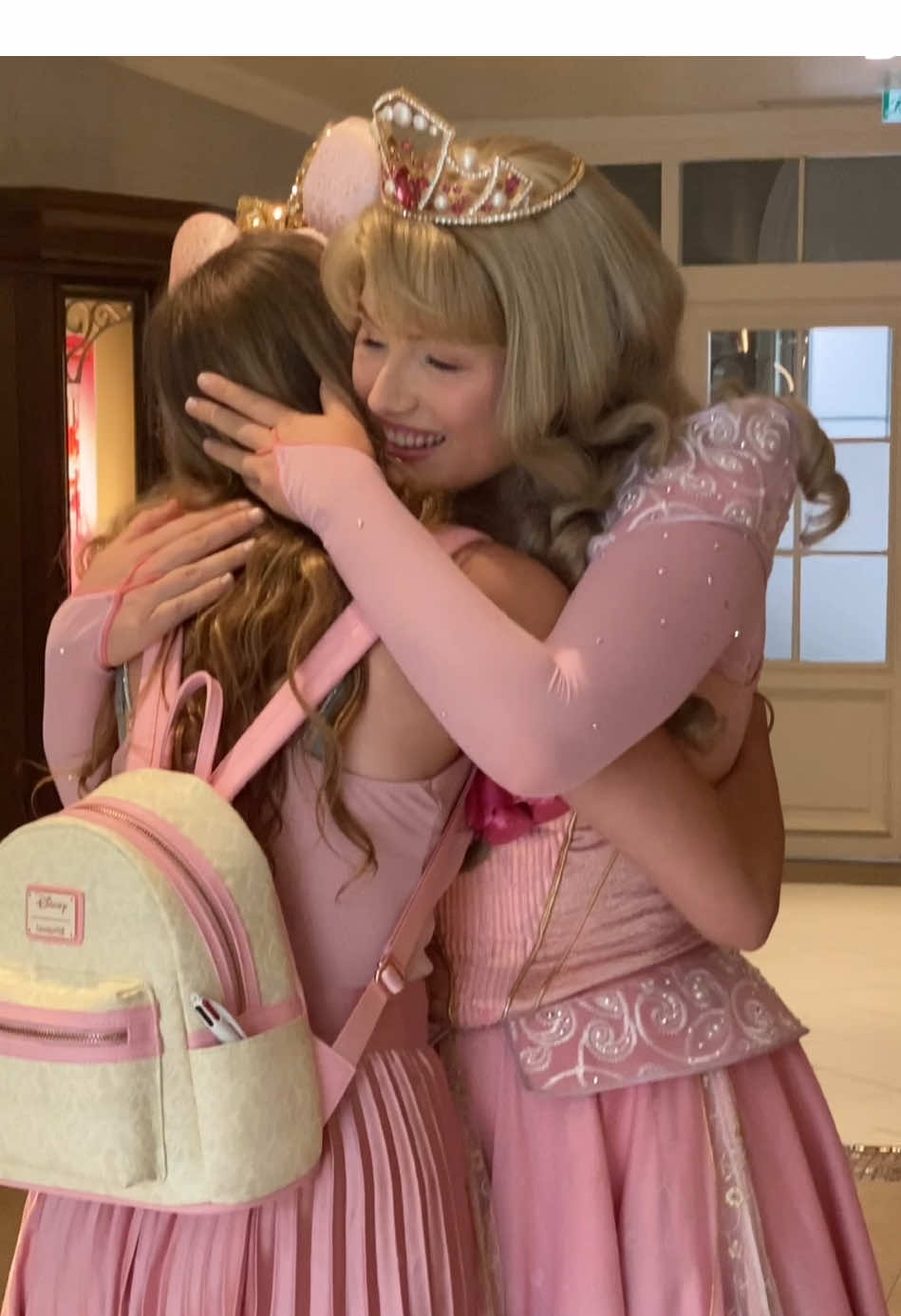 The most beautiful little return moment with aurora🥹💞✨ I was so happy to see her again after such a long time!!❤️‍🩹 . . . #disneylandparis#sleepingbeauty#aurora#fy  