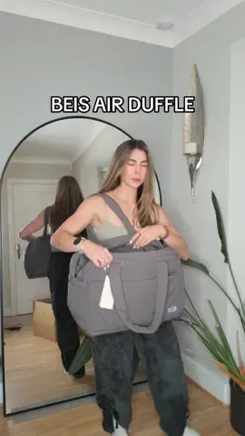Unboxing mi nueva obsesión ✈️@BÉIS NEW AIR DUFFLE — la maleta perfecta no exis… 👀🫶🏼 ¿Les gusta tanto como a mí? #beis #travelinspo #maletadeviaje #weekender #dufflebag 