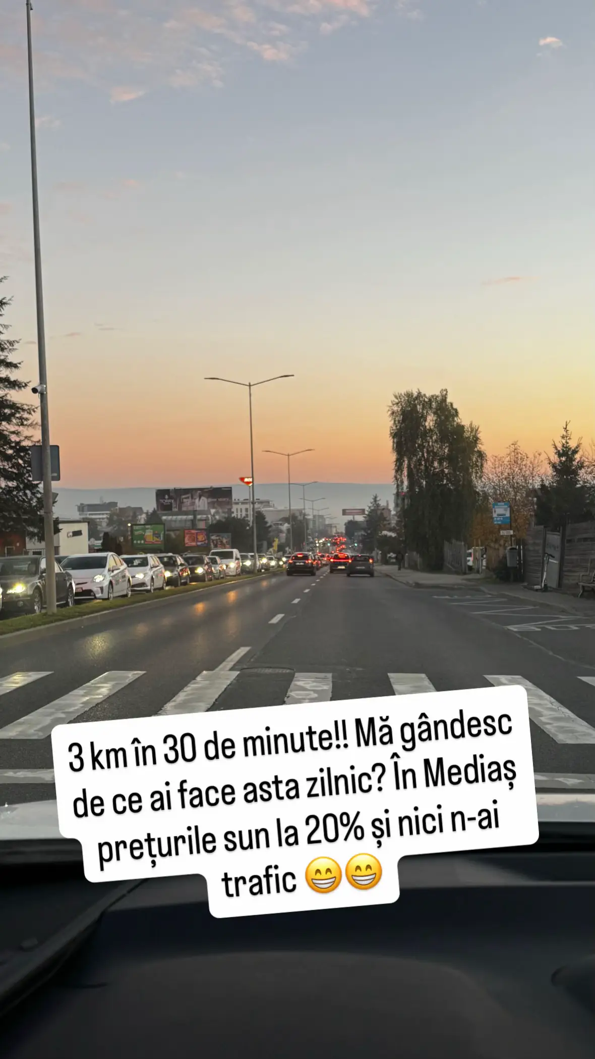 După ce am făcut 8 km într-o oră prin Cluj m-am tot gândit la ce anume m-ar face să mă mut într-un oraș în care aș pierde câteva zile din viață stând în trafic!!???  Primul gând este pentru bani😝😝 dar aici e relativ, nu cred că “bogății” stau în trafic la 7-8 dimineața🙂 Deci daca stai 1-2 ore pe zi in trafic, mari șanse să nu fi “bogat” 🙂🙂 Adică ăștia își permit să plece și la 9-10 de acasă să nu prindă nebunia 🙂🙂 Probabil m-aș muta dacă aș face ceva care să poată schimba societatea🙂 Medic sau ceva profesor. Dar și aici, poate pe cercetare sau profesor universitar….. etc, Deși am ajuns la concluzia ca învățătorii au probabil cel mai mare impact asupra societatii și în formarea individului!  Ar mai fi notorietatea că locuiești în cel mai scump oraș din România😁😁 Nici asta nu prea mă încălzește🙂 Este mult peste bugetul meu 🫣🫣 Sincer regret ca tinerii nu văd oportunitățile unui oraș mai și cu imobile la 3-40% din prețul celor din Cluj sau București🙂   Pentru cei care locuiți în orașe mari și stati 1-2 ore în trafic, ce vă motivează să faceți asta?  Așa de curiozitate 🙂
