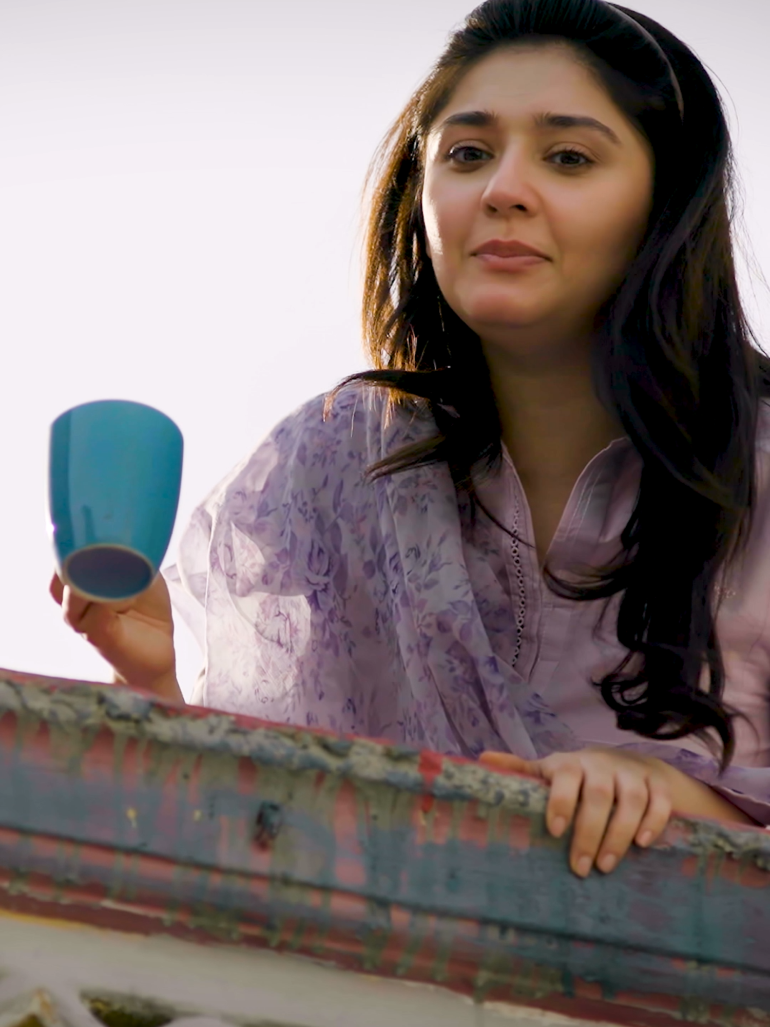 Sanwal receives tea from Piya. #whattowatch #foryoupage #foryou #DurefishanSaleem #FerozeKhan #AhmedAliAkbar