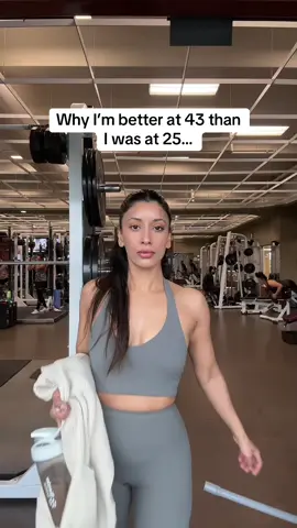 We only get better with age. lifting weights isn’t just about fitness — it’s about strength, balance, and longevity. Weight training helps preserve muscle, boost metabolism, and strengthen bones, protecting against age-related decline. It supports hormonal balance, improves posture, and enhances confidence from the inside out. Strong truly is the new graceful. #womenthatlift #womenintheir40s 