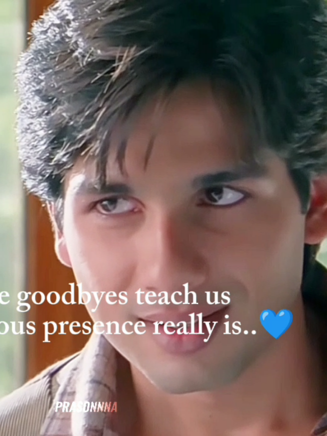 some goodbyes teach us..how precious presence really is...💙 #fyp #foryoupage #bollywood #prasonnna #kareenakapoor 