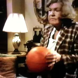 The new NBA season tips off tonight! So here’s our annual look at the greatest passer to ever play the game: Samantha Pringle. Her pinpoint accuracy is unrivaled. Just ask Mama Fratelli. #warnerbrothershomevideo #deadlyfriend