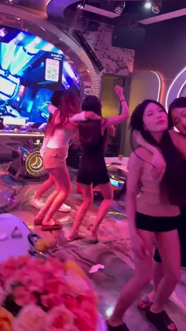 This is the atmosphere a KTV should have! The entire venue is filled with passionate dance performances by beautiful ladies! #KTVDesign #NightclubDesign #BarDesign #5DRoom #KTV  