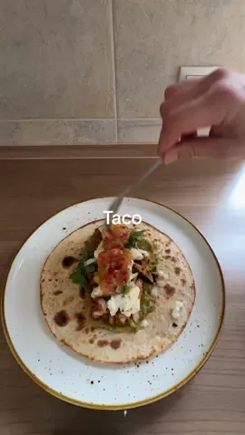 Taco thusday:  Mango Salsa - 1 Mango  - 2 rote Zwiebeln  - 3 Knoblauch Zehen  - 2 Chilis  - 1 Orange  - 2 EL Olivenöl  - 2 EL apfelessig  - Salz  Grüne Salsa  - 2 Avocados  - 1 grüne Paprika  - 1 weiße Zwiebel  - 3 Kenobis  - 1 Limette  - jalapeno  - 2 El apfelessig  - 2 El Olivenöl  - Salz Pfeffer nach Geschmack  - Bund Koriander  Fleisch - 600 Gramm Hähnchen flügelfleisgg - 2 Zwiebeln  - 3 kenobis  - halbe Orange  - 4 Tl Salz  - 5 Tl Paprika Gewürz  - ordentlich Pfeffer  - 3 Tl Koriander  - 3 Tl garantiert masala  - Bund Koriander   #taco #mexican #mexicanfood #thusday #comfortfood 